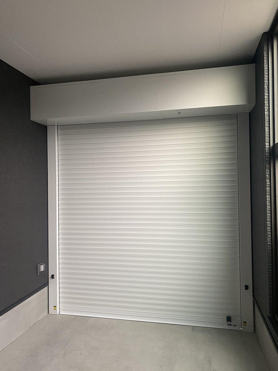 株式会社勇翔シャッター 今日は文化シャッターの御前様 を取り付けしました 設計通りバッチリ収まりました ホワイト色で綺麗な仕上がり及び静かなシャッターです Usbをさせばエンジンをかけると自動で上がります 離れると自動で下がります 電動