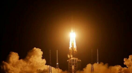 iishmalkhan's tweet photo. 1. China has launched a Spaceprobe to the #Moon through which they will bring back the lunar rocks. It will collect 2kg of samples from the unvisited area of the moon in a massive lava plain known as "Oceanus Procellarum".
#Space #China #SpaceExplorations https://t.co/i0gAy73yQI