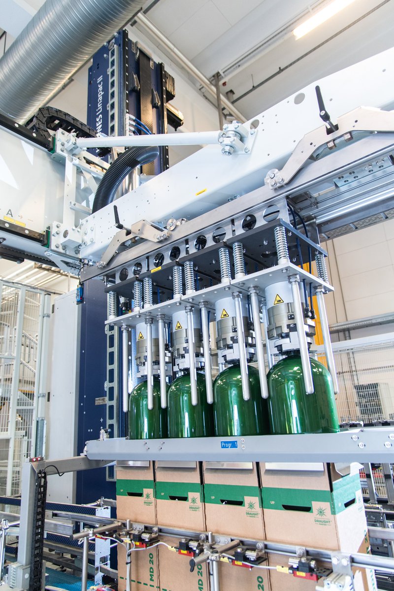 KronesAG's tweet photo. When it comes to packing and unpacking, our #Linapac II convinces with high output and flexibility. She is a real packaging expert and can handle sorting tasks as well!😍📦 #GermanBlingBling #Krones #KronesAG https://t.co/9yDnI2x3Ks