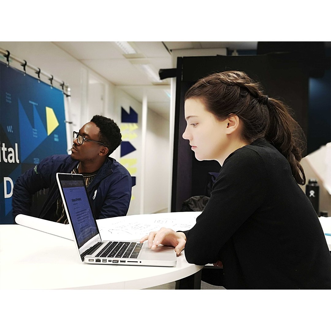 Meet another of our teams: 

The FabFive: Zac, Myriam, Obafemi, Yagmur, and Samira -  a multidisciplinary design team with five fabulous designers with different backgrounds such as graphic design, industrial design, UX/UI and motion graphics. 

#digitaldesign #ikendehva