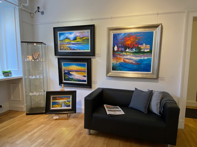 Sadly, the new exhibition On The Edge - The Scottish Isles at the Glasgow Gallery has had to close its doors early as Glasgow moves to tier 4. The good news is that the show is still online at ow.ly/AsDB50CsExg #coloursoflockdown