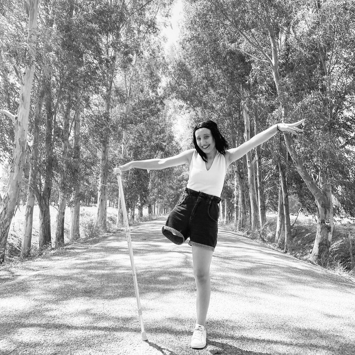 Ayyüce Çınar...
Kanserdi. Sinir sisteminde kötü huylu tümör vardı. Kanseri yendi fakat kanser onun yakasını bırakmadı. Bir bacağı kesildi. Ve Ayyüce bugün aramızdan ayrıldı, melek oldu...
Neslican Tay ile aynı kaderi paylaşıyor...