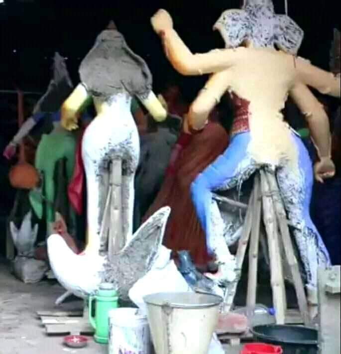 Mdkader123's tweet photo. মূর্তি আর ভাস্কর্যের পার্থক্য হলো ,
মূর্তির পাছা দিয়া বাঁশ দেয়!
আর ভাস্কর্যের পাছা দিয়া দেয় রড ! https://t.co/iSRVTQUT1m