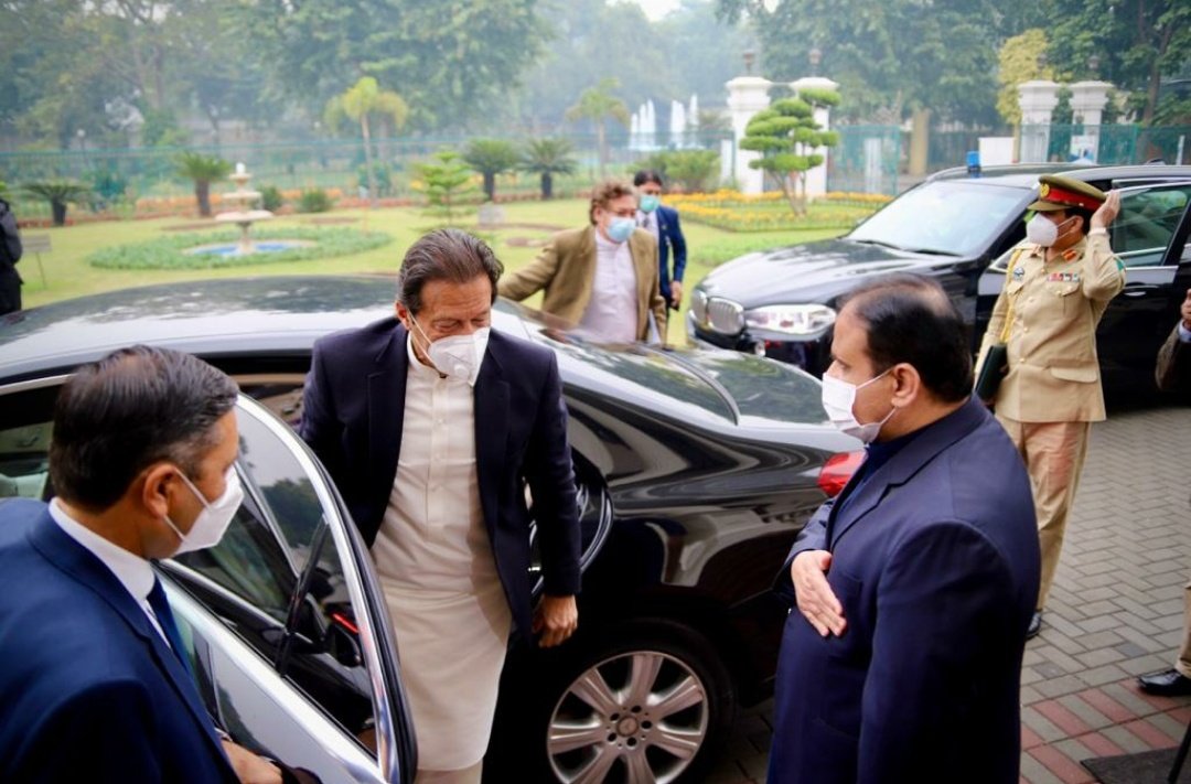 PakPMO's tweet photo. وزیر اعظم عمران خان کی ایک روزہ دورے پر لاہور آمد

وزیراعظم سے وزیراعلیٰ پنجاب سردار عثمان بزدار کی ملاقات۔ https://t.co/twvhz8H2nb