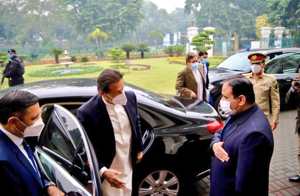 PakPMO's tweet photo. وزیر اعظم عمران خان کی ایک روزہ دورے پر لاہور آمد

وزیراعظم سے وزیراعلیٰ پنجاب سردار عثمان بزدار کی ملاقات۔ https://t.co/twvhz8H2nb
