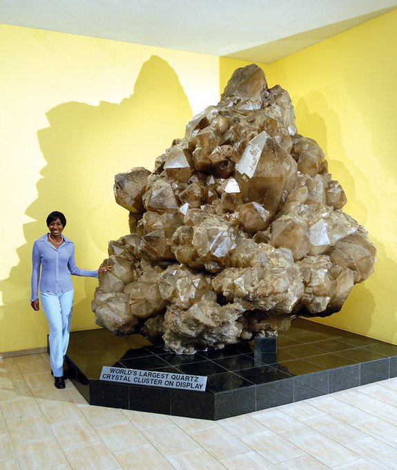 This is the world's largest quartz crystal cluster on display. it was discovered in 1985 at the bottom of a 45 metre deep cave in the Otjua mine near Karibib in Namibia. It weighs 14,100 kg and took three years to excavate and remove [read more: buff.ly/2DoEySr]