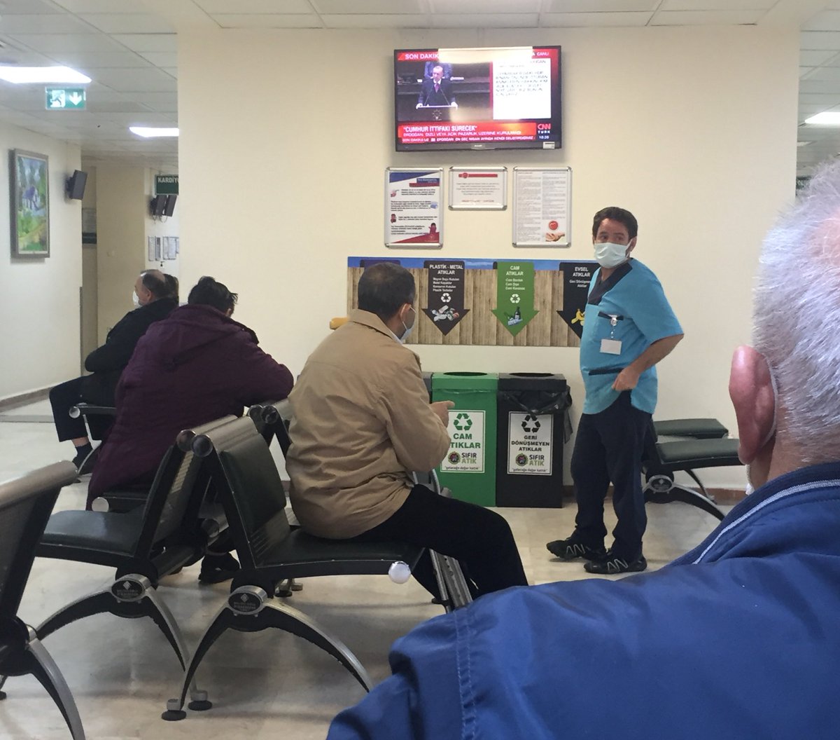 Bütün hastahane reisi dinliyor, hastalar hasta olduğunu unuttu ..