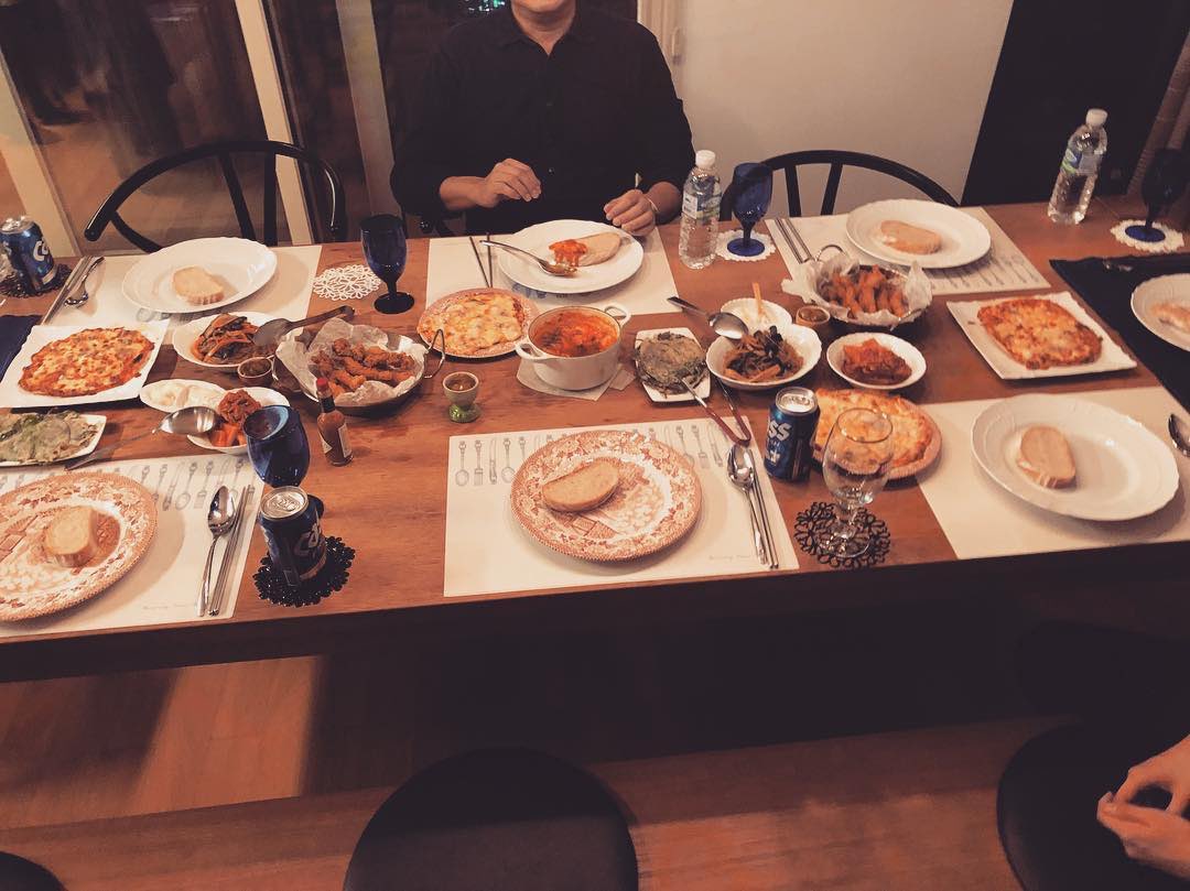 come new year’s eve it’s very rare for seungyoun to share a glimpse of his family.  he posted this picture on his IG but soon deleted it. he said that 2018 will going to be happy for everyone and he wanted us to send off 2017 with joy and greeted everyone a happy new year