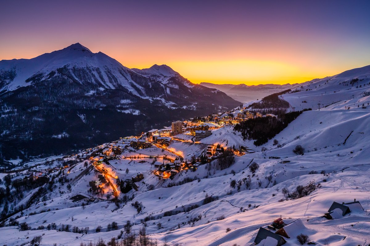Nous sommes tous mobilisés pour ouvrir au plus tôt le domaine skiable ! Rien n'est encore tranché pour les stations de ski. Des dispositifs adaptés à la situation sanitaire sont en place afin de garantir des vacances réussies : click-and-collect, vente à emporter...etc.