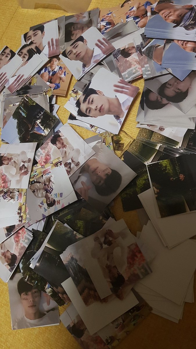 굿즈 완판시 RT추첨 5명 랜덤 굿즈 드려요!

이글 RT해주시면 됩니다!