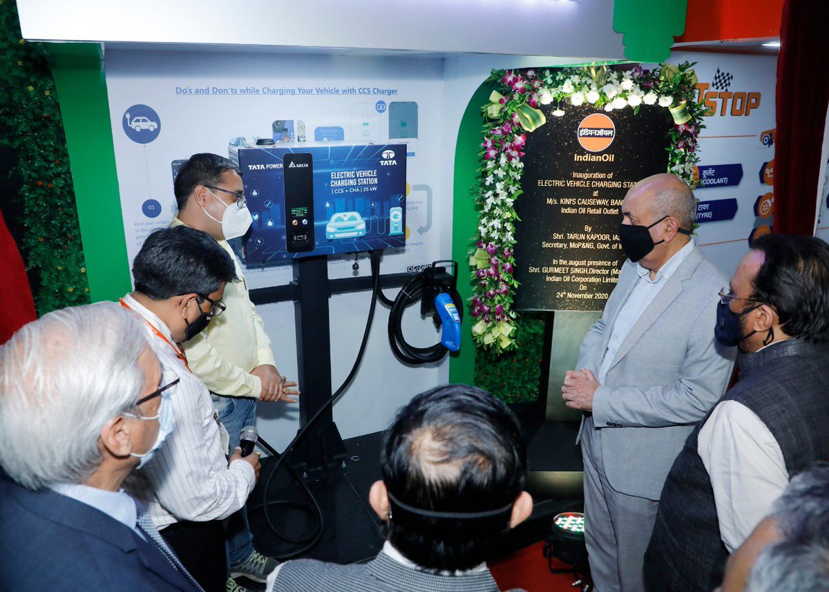 Furthering the vision of our Hon’ble PM for energy self- reliant India, #IndianOil is aggressively pursuing the setting up of EV charging stations at our retail outlets; Sh. Tarun Kapoor, Petroleum Secy inaugurated one such EV station at Mumbai recently