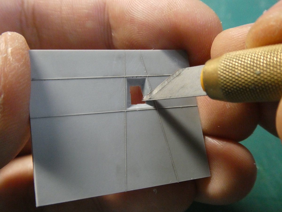 岬光彰 けがいた線の内側を大まかに斜めに削り込んで サイズの小さなデザインナイフで慎重に削って面とエッジを整えて ここに１時間位かけました クサビ状にカットした プラ板ヤスリで仕上げます