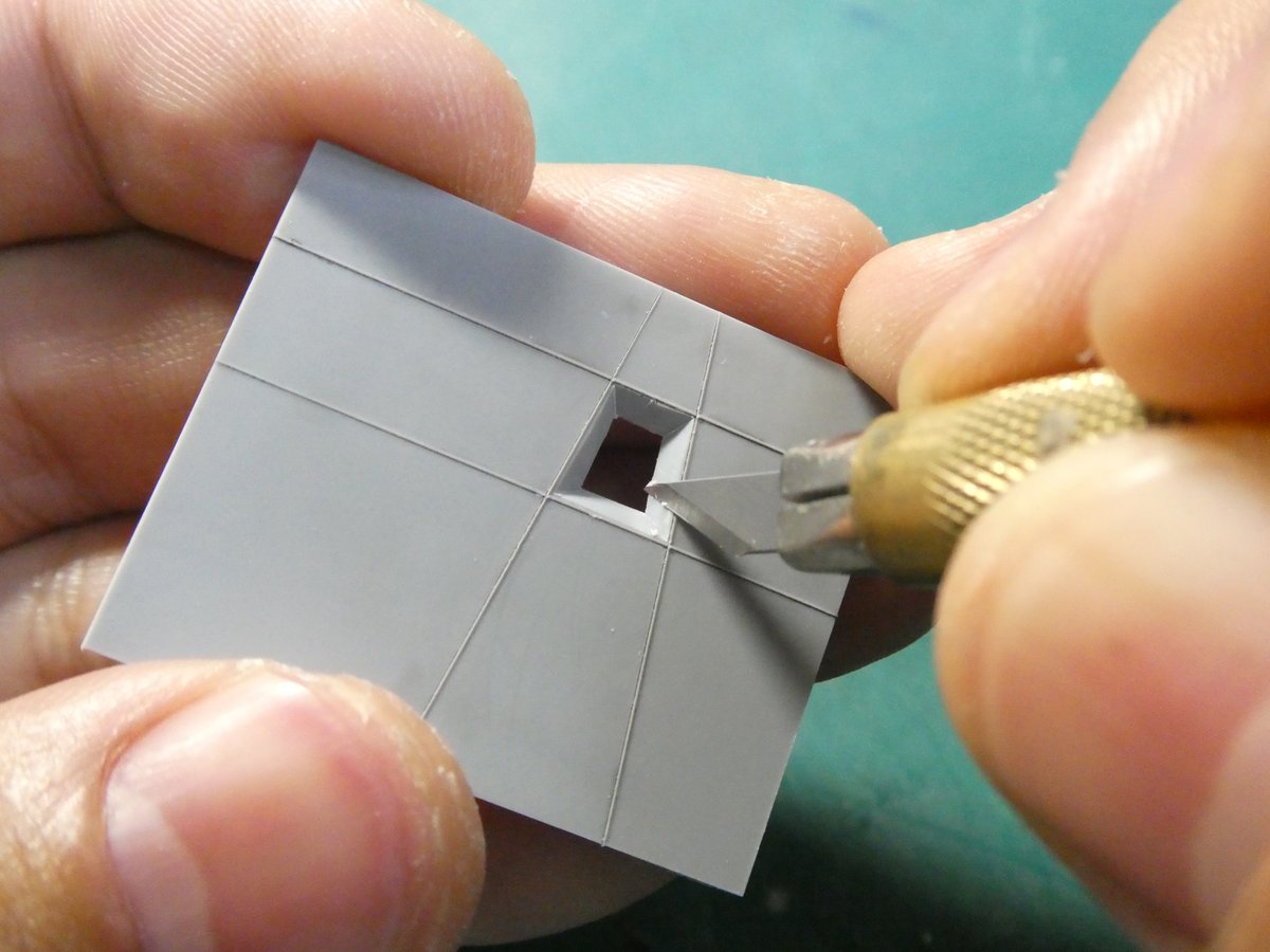 岬光彰 けがいた線の内側を大まかに斜めに削り込んで サイズの小さなデザインナイフで慎重に削って面とエッジを整えて ここに１時間位かけました クサビ状にカットした プラ板ヤスリで仕上げます