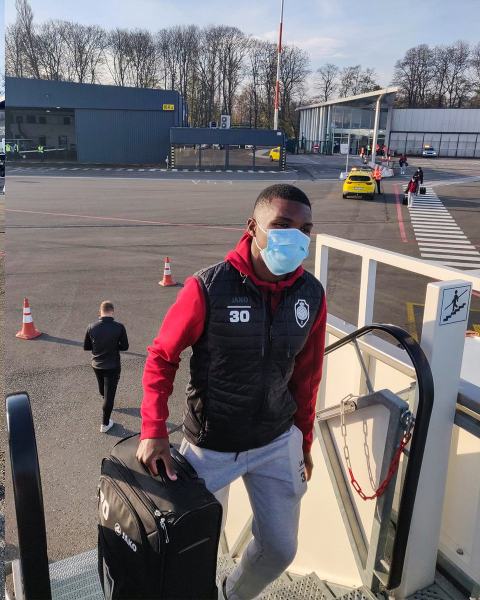 official_rafc's tweet image. Ready for take-off! ✈
En route for @LASK_Official! 🇦🇹
#COYR🔴⚪ #UEL #AntwerpOnTour #LASANT