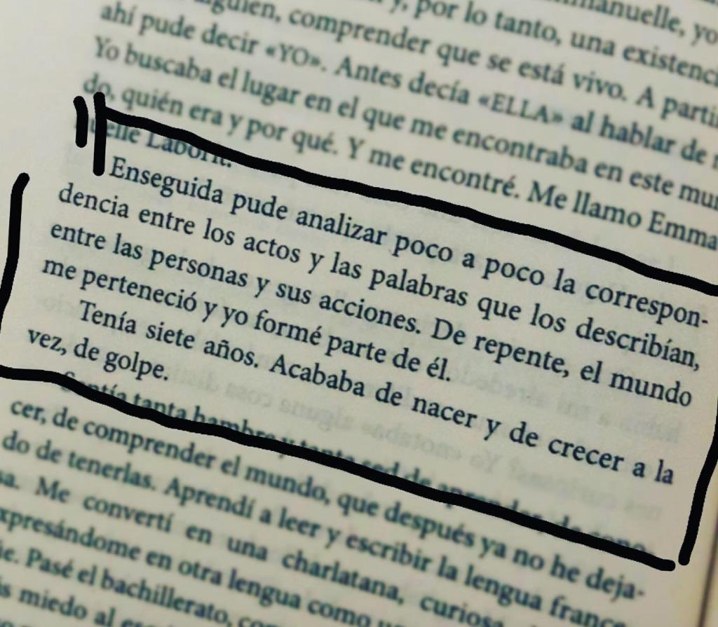 piquitosigna's tweet photo. #piquitosignante leyendo el libro #emmanuellelaborit. Hablo del texto, cuento mi experiencia real. Con la lengua oral aún no me conectaba con el mundo real hasta 14 años de edad excepto con la lengua de signos como lengua natural inmediatamente. Desde mi 14 un cambio fuerte https://t.co/qnTC6jkqQy