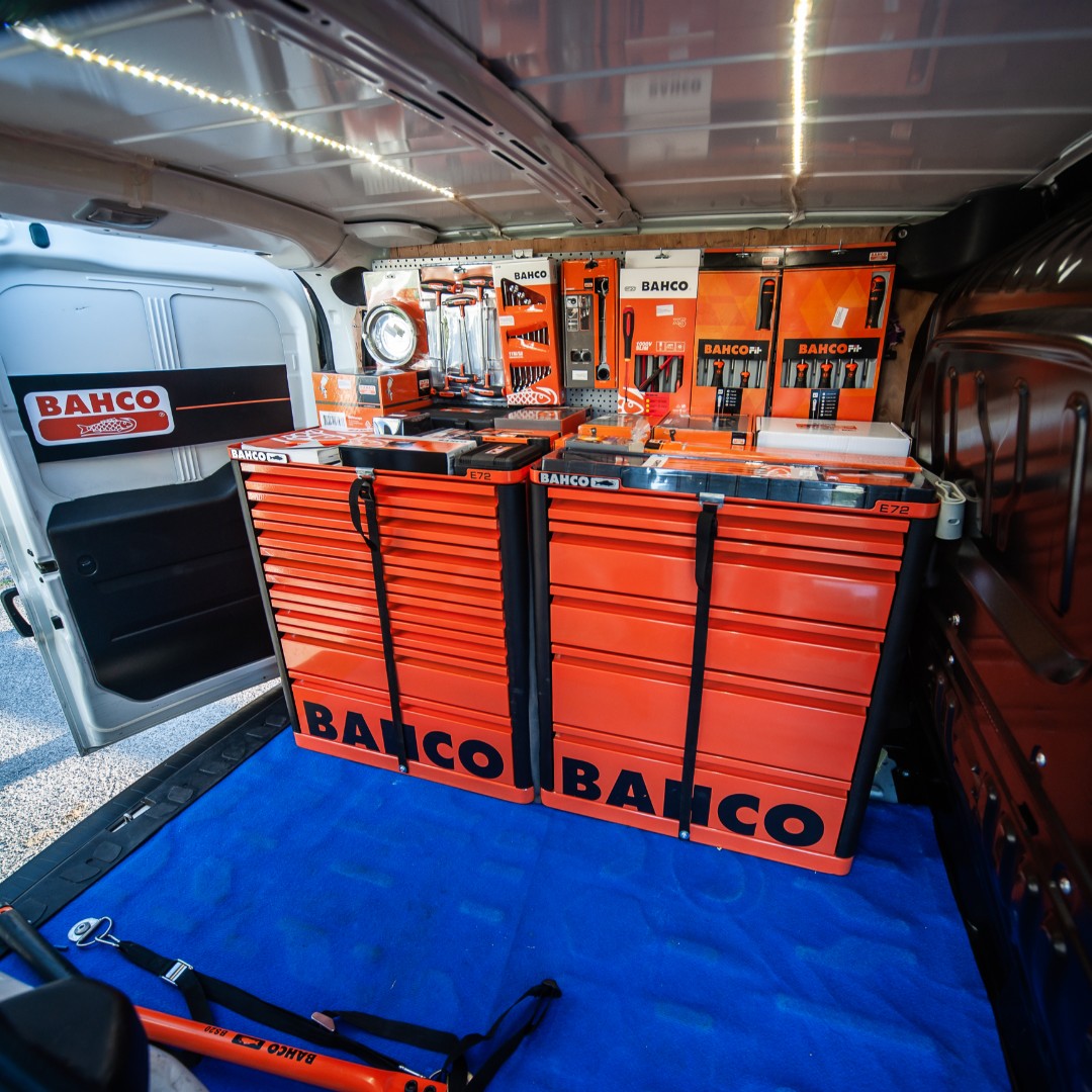 BahcoTurkiye's tweet photo. Bahco Takım arabaları ile yola hazırız !
📷 Fotoğraf için  @crom.hr @bahco_hr ve @joexmasphoto
#Bahco #BahcoBalığıTakipet #otomotivmühendisliği #araçtamir #tamir #bakım #otomotivteknisyeni #araç #otomobil #elaletleri #takımarabası #aletarabası #araçbakım #anahtar #kurbağacık https://t.co/C3xNWTVtd3