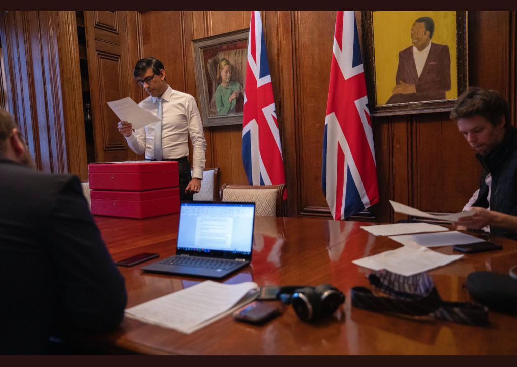 1/6 Anyone else intrigued by Rishi’s choice of paintings? What is he trying to tell us? Can we guess what will be in the spending review from his taste in art? A thread: