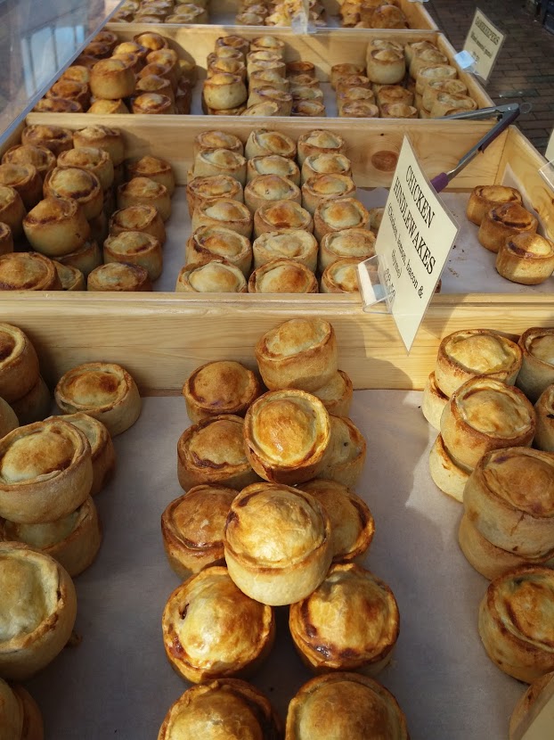 Who doesn't LOVE a pie? @AllAboutPies will be with us this Sat at the Lockdown Larder with Gamekeepers pie, Turkey, pork &amp; cranberry &amp; for veggies &amp; vegans
: Homity, Aloo mutter ( potato &amp; pea curry), Mushroom stroganoff &amp; Chickpea tagine. #Macclesfield