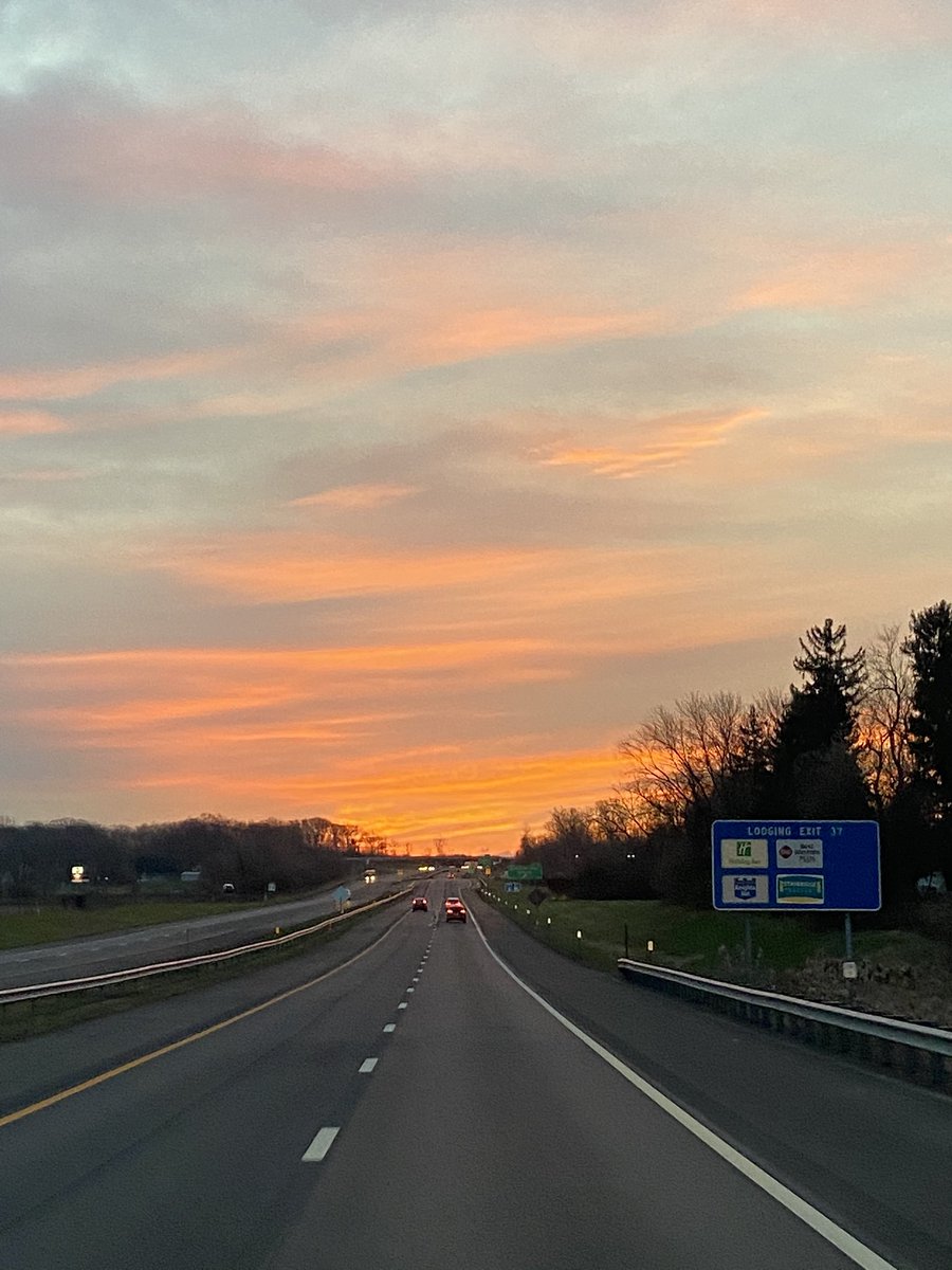 michaelcny1's tweet photo. Good Wednesday morning!
Have a great day all.
#sunrise #drivecam https://t.co/2XdYJZMXqx