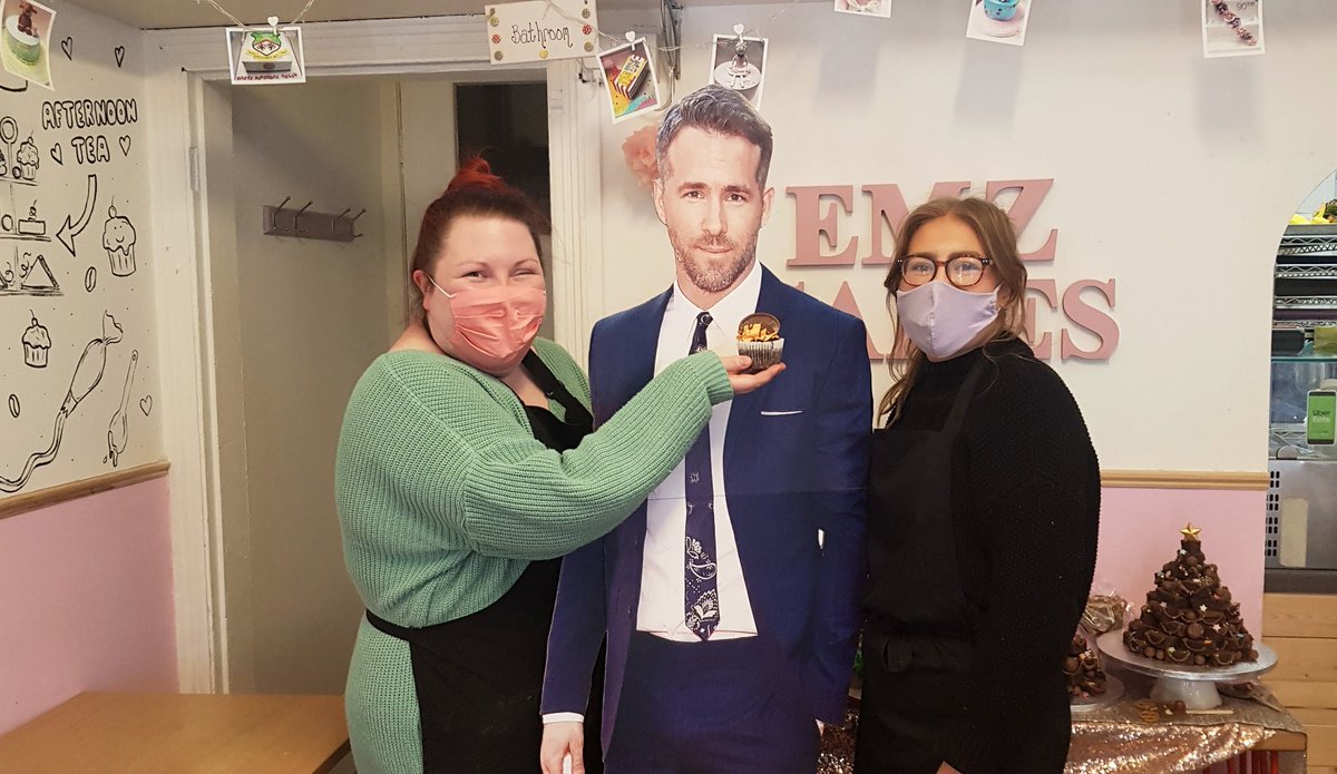 SPOTTED 👀 <a href="/VancityReynolds/">Ryan Reynolds</a> enjoying a cupcake at <a href="/EmzCakesWrexham/">EmzCakes</a> 🧁 XOXO <a href="/ABC/">ABC News</a>