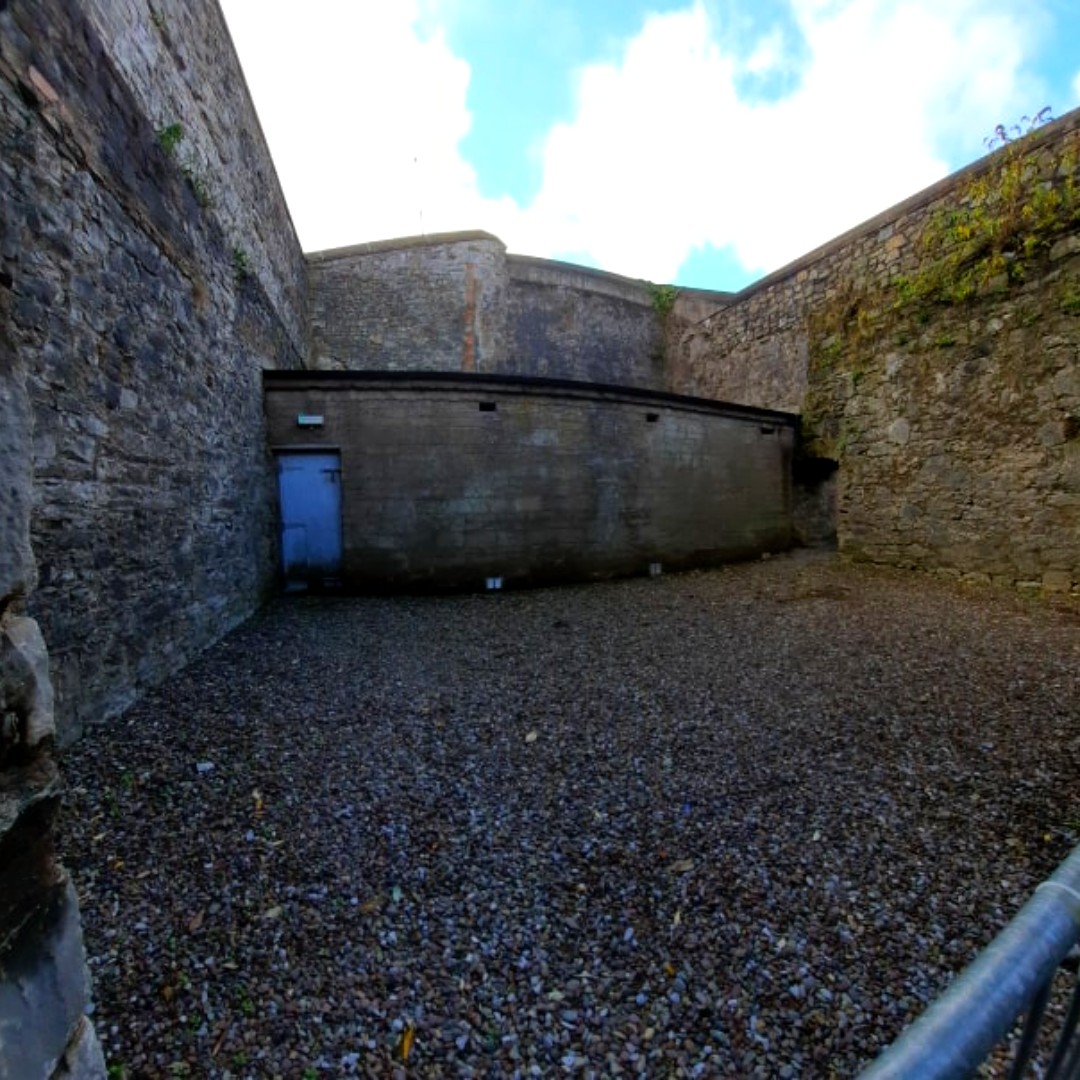 Have you spotted our famous air-raid shelter in the Hollybough? This air raid shelter in Elizabeth Fort is Cork's only remaining one, but Cork once had 100 air raid shelters! #purecork #irelandsancienteast #corkcitycouncil https://t.co/kP94bzK7Cq