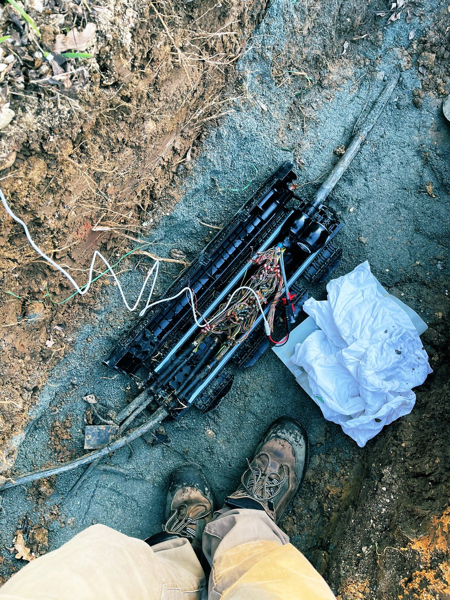 romain_cambon's tweet photo. #Expertise Aujourd’hui, sur un câble enterré qui nécessite des moyens plus important et une belle coordination avec nos partenaires ! Les #ESF pilotent ce types d’interventions #PourNosClients et descendent, aussi, dans le trou ! @corentin_adv @RomeuLou @plarcher33 @OrangeNvAquit https://t.co/8ou9B7Ljbs