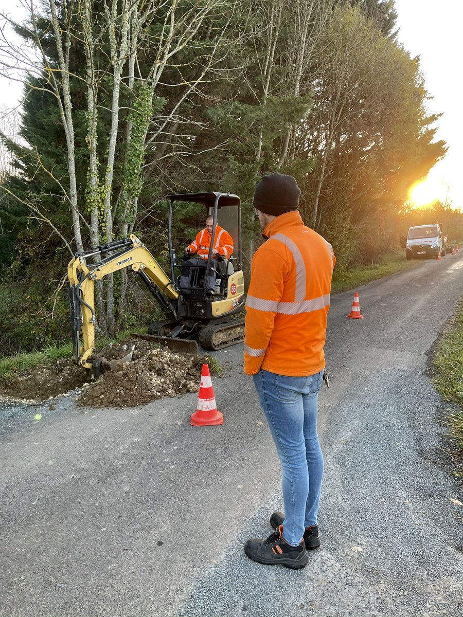 romain_cambon's tweet photo. #Expertise Aujourd’hui, sur un câble enterré qui nécessite des moyens plus important et une belle coordination avec nos partenaires ! Les #ESF pilotent ce types d’interventions #PourNosClients et descendent, aussi, dans le trou ! @corentin_adv @RomeuLou @plarcher33 @OrangeNvAquit https://t.co/8ou9B7Ljbs