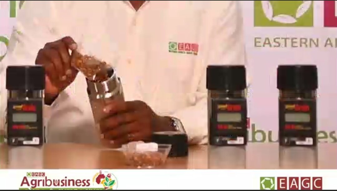 EAGrainCouncil's tweet photo. @EAGrainCouncil ED @gmmasila demonstrates the use of the new modern moisture meter by Agratonix. @EAGrainCouncil has partnered with Agratonix to roll out the equipment in @jumuiya 
#ABF2020
#ClimateSmartTechnologies https://t.co/Ag0va4rt93