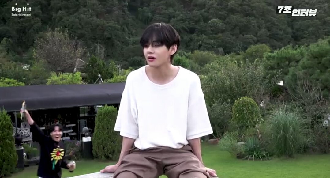 _Shreyadsh's tweet photo. J hope just came in!!!!😃😃😃😃
Smiling angel!!!!
#bts7secondinterview https://t.co/7mmiLLQWp7