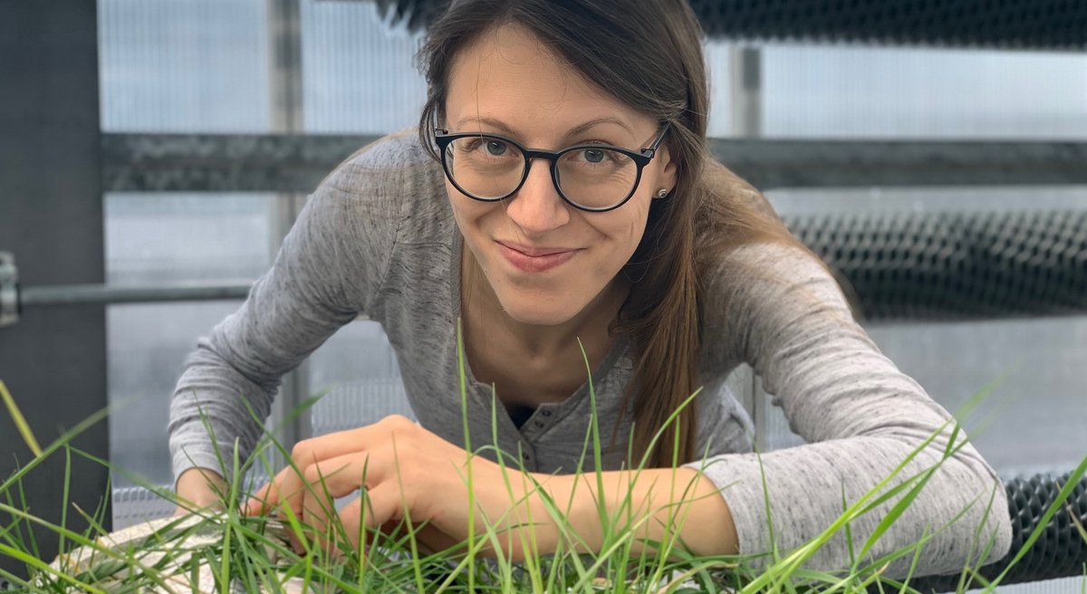 FBL_UCPH's tweet photo. Postdoc Elisa is setting up a new technique in our lab. Apart from emitting groovy bluish light it also allows her to visualize oxygen as a 2D image thanks to a sensor called a planar optode. More pictures will follow as she perfects the setup. 
#PlanarOptode #OxygenMeasurements https://t.co/GBSXLiZ9XU