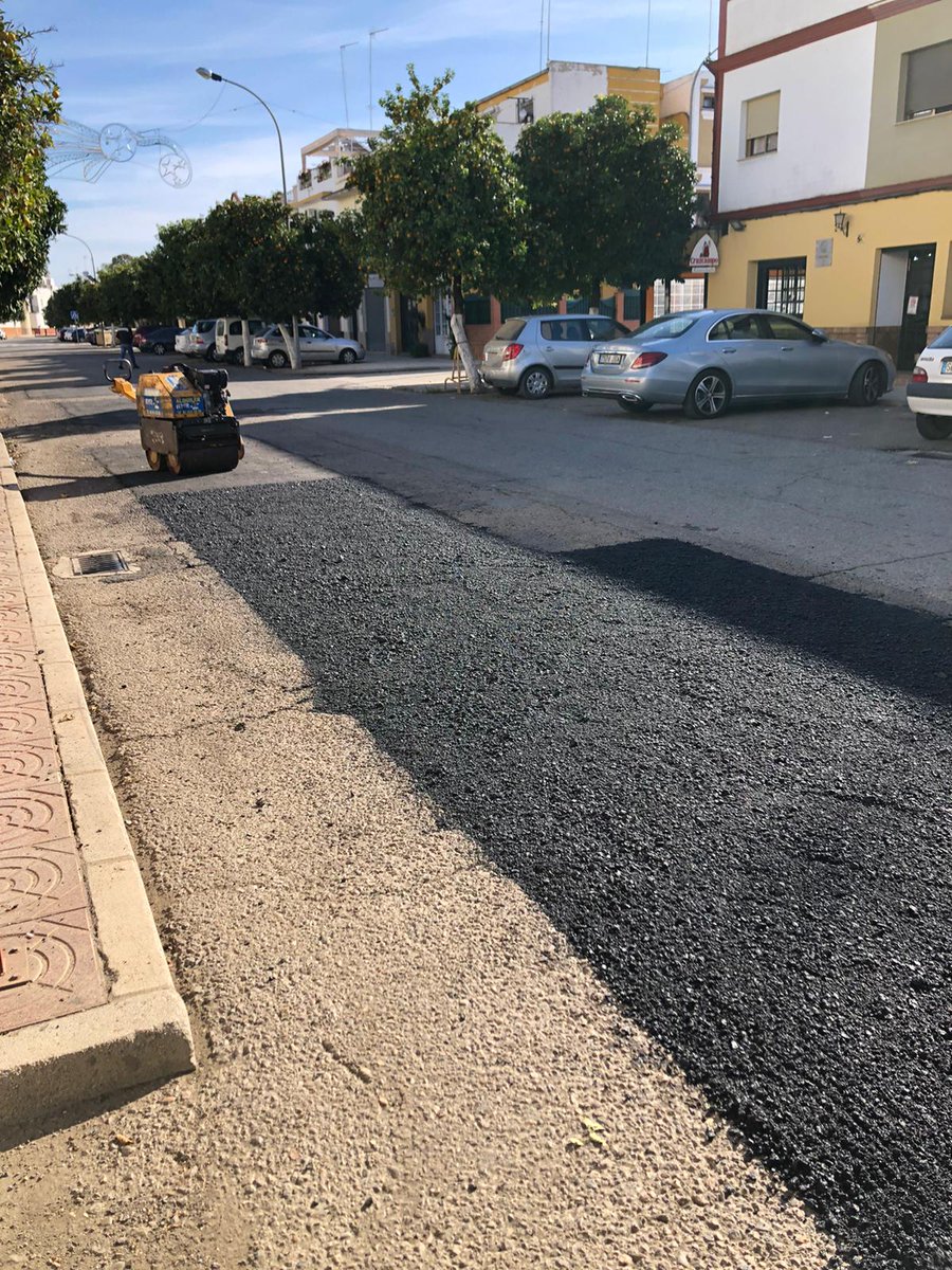 🚧Mantenimiento de Asfalto🚧

⚒️ En los dos primeros días de esta semana hemos actuado en varias calles de Lora del Rio en la reparación del bacheado, procediendo al fresado, limpieza y relleno con aglomerado ⚒️ 

#loradelrio 
#sinteg