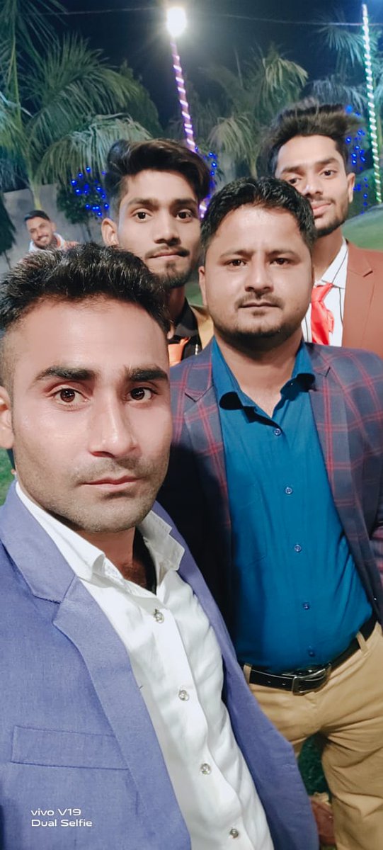 HaiderPanwarAli's tweet photo. हुस्न के क़सीदे तो, गढ़ती रहेगी महफ़िलें,

झुर्रियां भी प्यारी लगे तो समझ लेना इश्क़ है..!!
#marriage #function #HaiderPanwar https://t.co/x4vW90ne0V