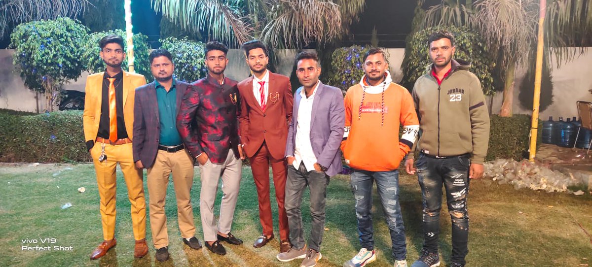 HaiderPanwarAli's tweet photo. हुस्न के क़सीदे तो, गढ़ती रहेगी महफ़िलें,

झुर्रियां भी प्यारी लगे तो समझ लेना इश्क़ है..!!
#marriage #function #HaiderPanwar https://t.co/x4vW90ne0V