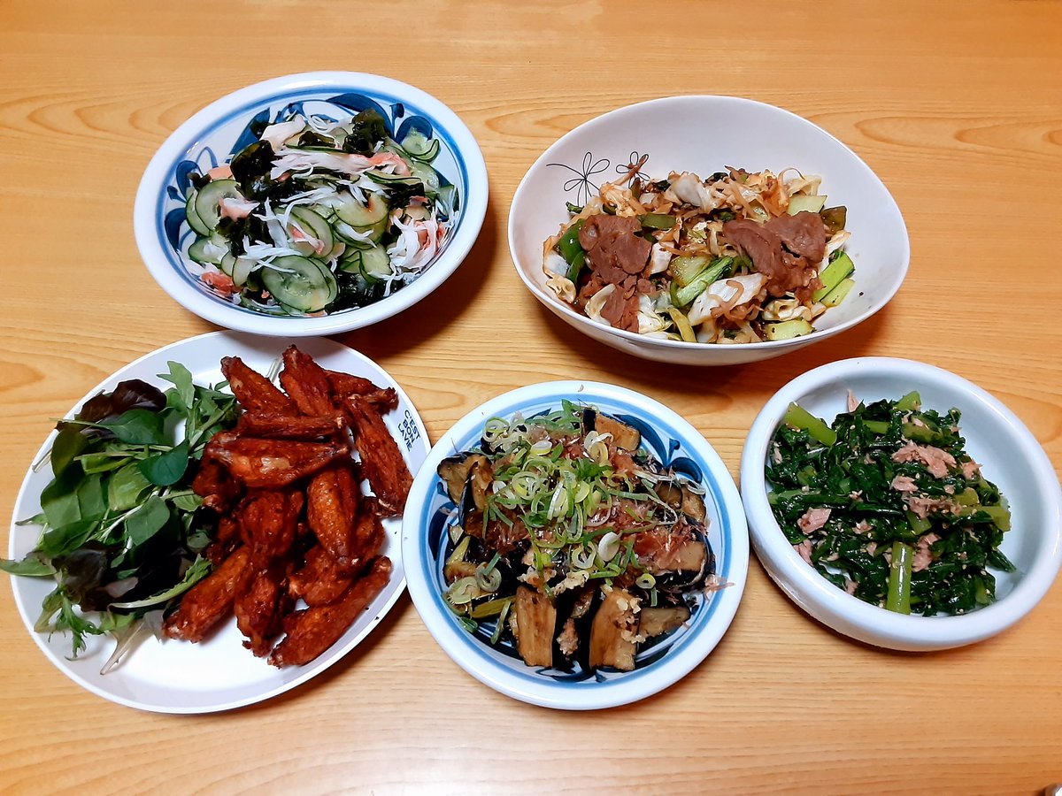 四つ葉 今夜の晩ごはん 頂きもののビージョイさんの手羽先唐揚げきゅうりとわかめの酢の物 大根葉とツナの胡麻和え 茄子の揚げびたし 回鍋肉 友人が 育てたお野菜を沢山もらったので色々作ってみました いっぱいのお野菜で美味しかったな 晩ごはん