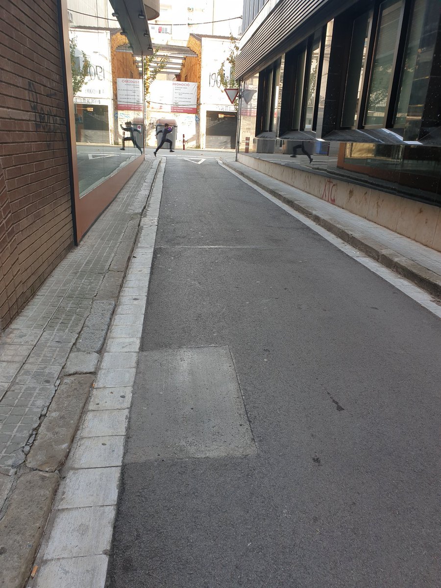 AngieBG2408's tweet photo. ¿Existen preferencias? Sí. 
Queda claro que la prioridad de paso es para los coches, no para los peatones y mucho menos para aquellas personas con movilidad reducida. ¡Las aceras deberían tener la anchura apropiada para todos! 
#diversitatFPT #sharediversitas https://t.co/19fkjRyEv7