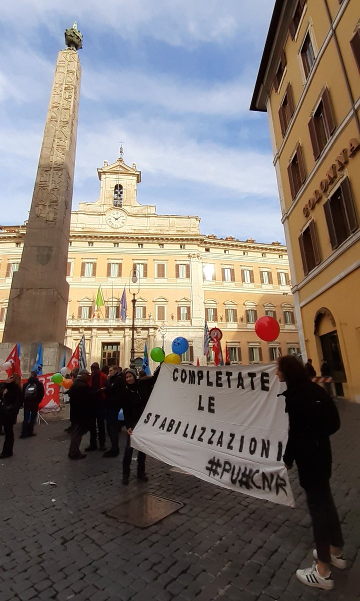 PrecariUnitiCNR's tweet photo. La #programmazione per completare la coda delle #stabilizzazioni salvaguardando gli #equilibri di #bilancio degli #Enti va fatta ora: i #contratti di #lavoro dei #ricercatori #precari stanno scadendo e si perdono #competenze. Il #precariato #nonèunascelta. #bastaprecariatodistato https://t.co/JDSld957de