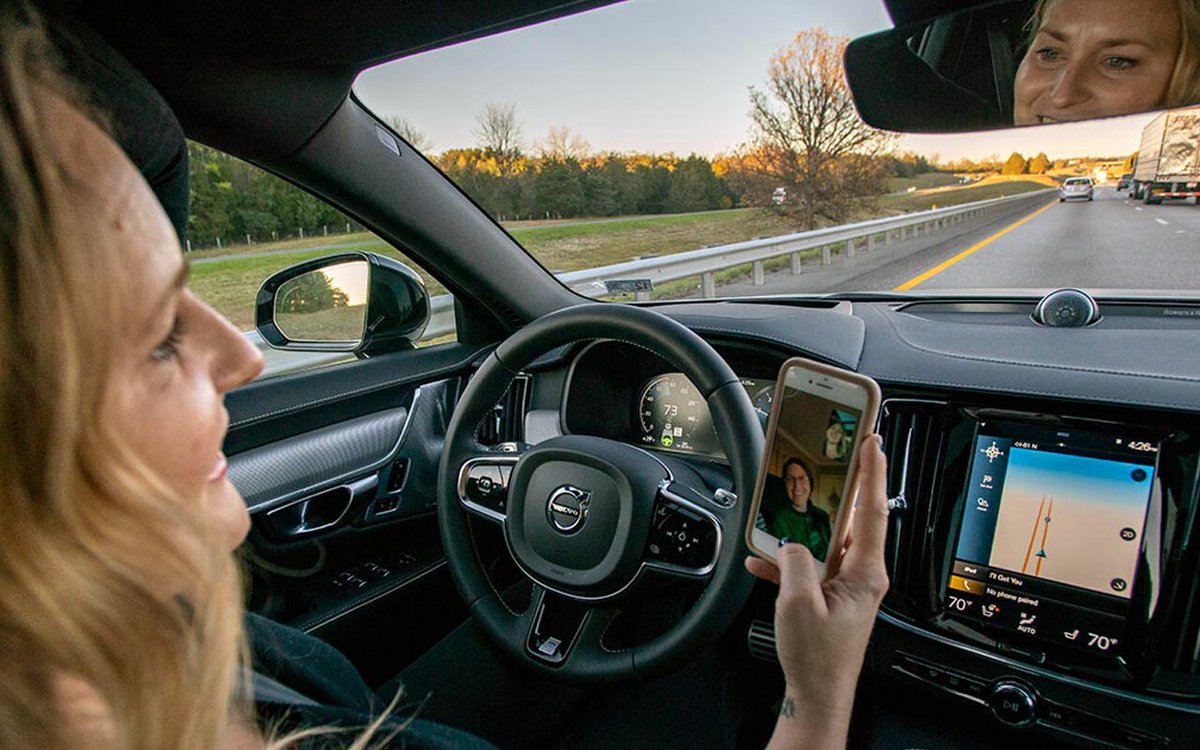 Driving school car. человек с телефоном в машине. 4 водителей делают. автошкола досааф симферополь. мужчина с телефоном в машине.