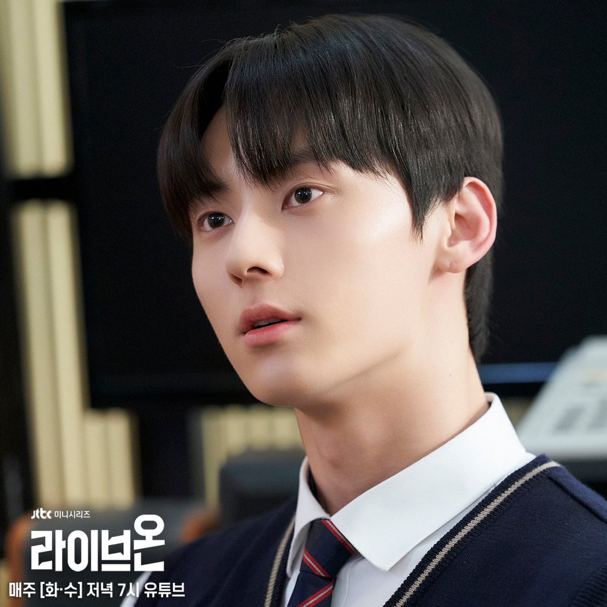 playlist_kr's tweet photo. 호랑선배🐯,, 그거 아세요,,?
저 호랑선배 따라 방송반 지원했다가 은택선배한테 9분 30초동안 시간 허비했다고 면박만 받고 나왔잖아요,,,🙂

상극 케미 하이틴 로맨스 #라이브온
📌플리 유튜브 매주 화,수 밤 7시
📌JTBC / 플리 네이버 TV 매주 화요일 밤 9시 30분

#황민현 #정다빈 #고은택 #백호랑 https://t.co/q6rgmT3tzU