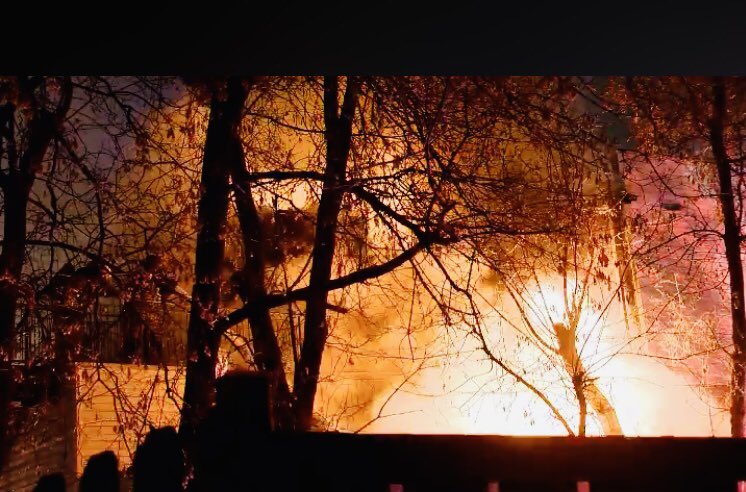 Les pompiers sont toujours, depuis 03:12, sur les lieux d'un incendie majeur (10-13) sur la rue Berri dans le secteur de Pont-Viau. Fumée épaisse encore présente. Le Boulevard des Laurentides est fermé entre Lévesque et Tourangeau. Veuillez éviter le secteur.