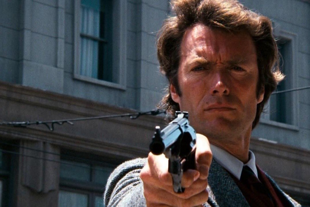 86/ « Clint Eastwood, que j'aime et respecte en tant qu'acteur, a servi de modèle pour Jotaro. La pose caractéristique de Jotaro où il pointe son doigt a en fait été inspirée d’Eastwood pointant son Magnum 44. »- Jojonium (Volume 8)