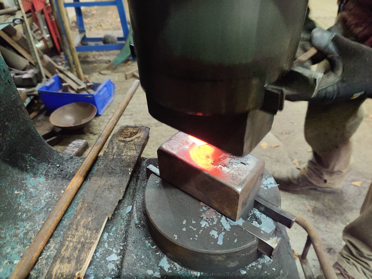BexSimonArtist's tweet photo. Forging a hex nut under the power hammer #squishit #blacksmithcraft #traditionalcraft https://t.co/xh0qmG6YFd