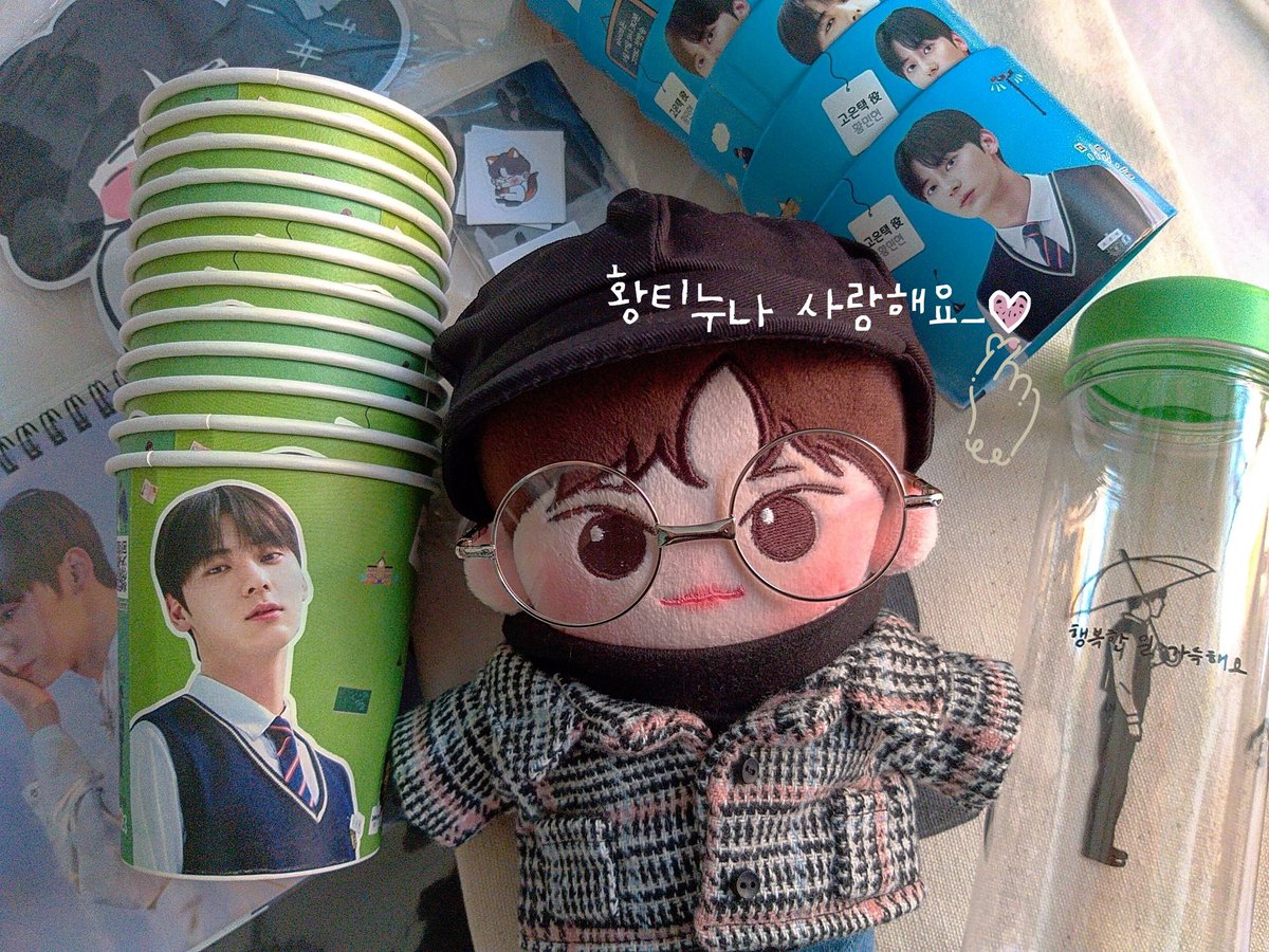 809day's tweet photo. 사랑하는 황티멘탈님(@Pw950809)께서 선물해주신 '라이브온 고은택' 민현이 굿즈^.^♡ 언제나 늘 감사하고 또 감사합니다😭😭💕 아기황이도 멋진 형아 굿즈와 함께 인증샷 찍어보았답니다(｡◝‿◜｡) 황티님 최고!!!🥰👍
#황민현 #아기황이 #라이브온 #고은택 💗 https://t.co/WlfDdRB9Gp