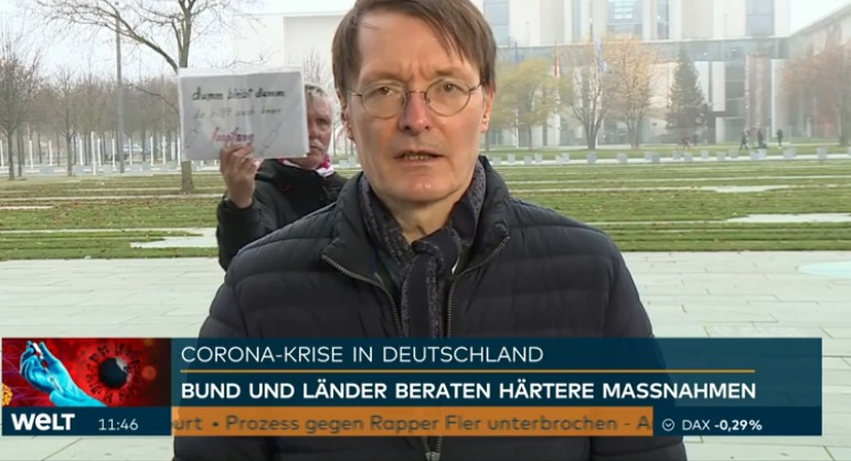 CarolineSWerner's tweet photo. Also so langsam kann man diese #Covidioten doch bitte wirklich mal Konsequenzen spüren lassen; jetzt stehen die bei einem Interview mit einem Epidemiologen SO im Hintergrund. https://t.co/866tOC5g1g
