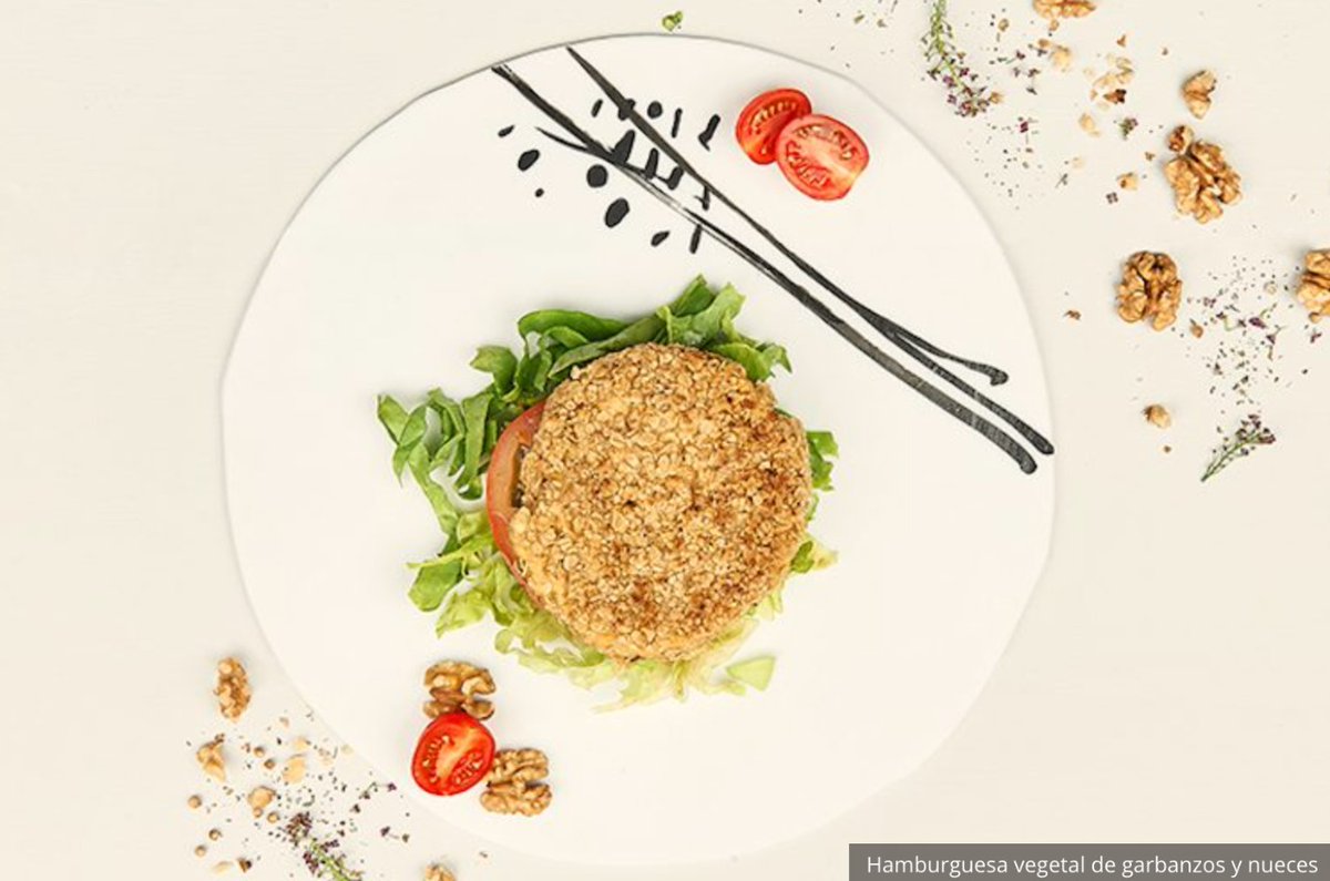 Foodtruckya's tweet photo. 👨🏼‍🍳 Cómo preparar una hamburguesa vegetal de garbanzos y nueces. ¿Te animas para tu #foodtruck? 😋

👉🏻https://t.co/PnJU3u2hEq Vía @DGastronomia 

#recetas #CocinaVegetariana #hambruguesas https://t.co/VxoN5HcWSP