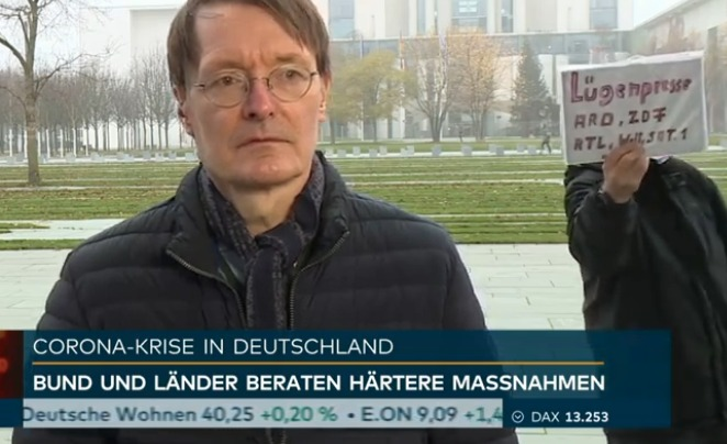 CarolineSWerner's tweet photo. Also so langsam kann man diese #Covidioten doch bitte wirklich mal Konsequenzen spüren lassen; jetzt stehen die bei einem Interview mit einem Epidemiologen SO im Hintergrund. https://t.co/866tOC5g1g