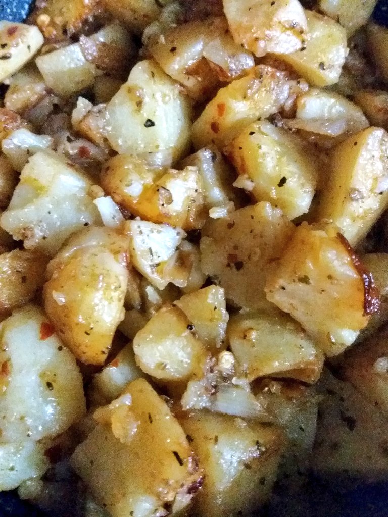 madhumita6's tweet photo. My #potaoes were fried in ghee, with the #chillyflakes and #seasoning received from #pizza deliveries, all put to good use. Tasted awesome. No water added, cooked with the lid on. Do try 😊
My #simple #foodstory https://t.co/vbhr142aRJ