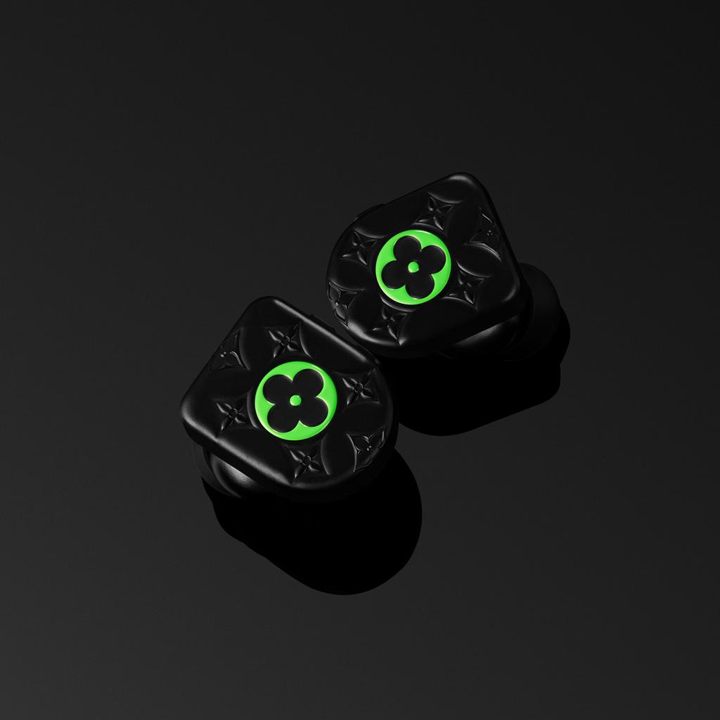 Louis Vuitton on X: Neon touch. Introducing a new model of the # LouisVuitton Horizon Earphones designed by #VirgilAbloh in embossed matte  black with a neon green Monogram flower. Discover the cutting-edge wireless