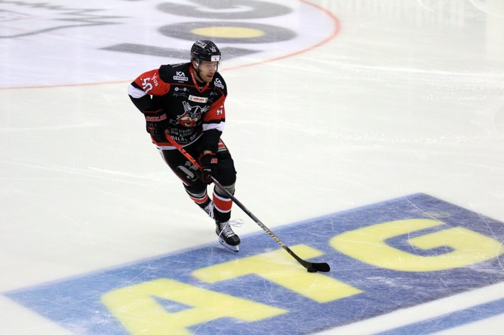 NybroVikings's tweet photo. I nio raka säsonger har Erik Lindström representerat Nybro Vikings. I söndags gjorde han match 300 och ikväll hyllar vi Erik. Läs en intervju med kaptenen på https://t.co/77kUakgQbW! https://t.co/cQ4d4EFSez