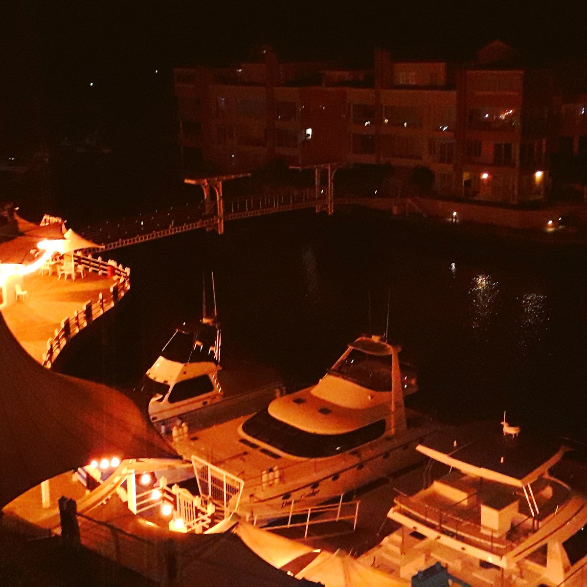 Harbour Island by night. Night shoot. #ivorb #photography #ivorbphotography #photo #photograph #photoart #photographers #photographer #artphotography #photographyart #streetphotography #abstractphotography #nightscape #nightshoot #NightPhotography #photooftheday #photoofthenight