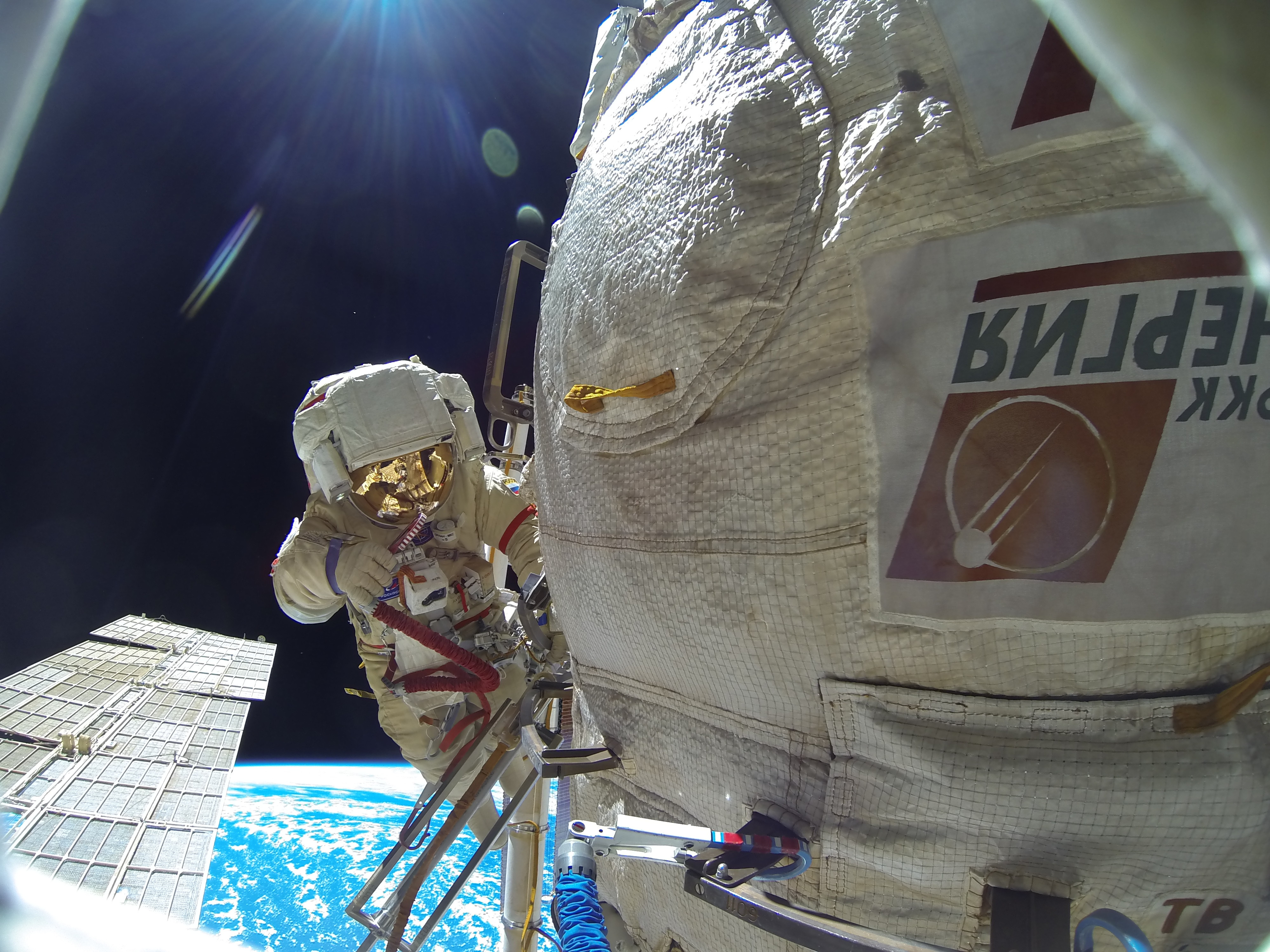 Астронавты вышли в открытый космос. Космонавт Роскосмоса в открытом космосе. Кудь-сверчков космонавт. Экипаж МКС 2024. Кудь сверчков в космосе.